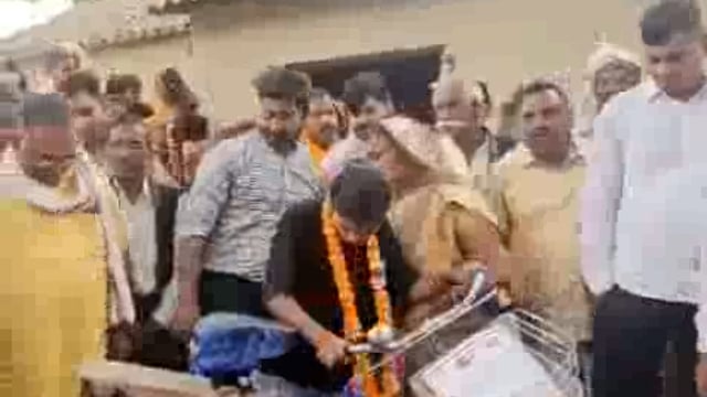 विधायक महराजी देवी अनुराग प्रजापति डीडीसी अरूण हाईस्कूल टापर छात्रा को  घर पर जाकर साईकिल पांच हजार देकर सम्मानित किया 