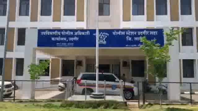 जिल्हा परिषदेच्या मैदानावर दबा धरून बसलेल्या व्यक्तीला पोलिसांनी घेतले ताब्यात