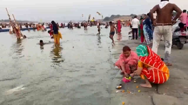 वैशाख अमावस्या पर संगम में आस्था की डुबकी 
वैशाख अमावस्या के अवसर पर आज प्रयागराज में लाखों श्रद्धालुओं ने संगम में पवित्र डुबकी लगाई। इस दिन को धार्मिक दृष्टि से अत्यंत महत्व माना जाता है, और श्रद्धालु गंगा, यमुना और सरस्वती के संगम तट पर स्नान कर पुण्य लाभ की प्राप्ति के लिए जुटे थे। हर साल वैशाख अमावस्या पर यहां बड़ी संख्या में श्रद्धालु आते हैं, और इस दिन का धार्मिक महत्त्व बहुत अधिक होता है।#astha