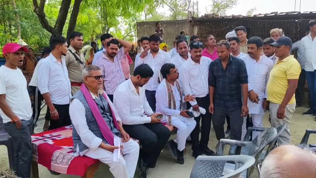 कौशाम्बी सांसद पुष्पेंद्र सरोज पीड़ित राहुल सरोज के परिजनों से की मुलाकात और जल्द ही सभी दोषियों की होगी गिफ्तारी 