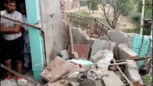 मथुरा के शिव नगर तैयापुर में देर रात मकान में हुए जोरदार धमाके से दहला ईलाका, क्षतिग्रस्त हुआ मकान, लोगों में मची चीख-पुकार।