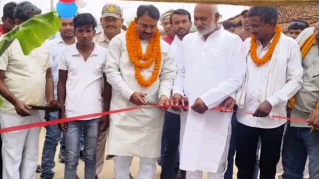 असोढा पंचायत पड़रिया के स्कूली छात्र-छात्रा ने प्राचार्य पर लगाया किताब  बैग और एडमिशन फीस में अवैध राशि लेने का आरोप