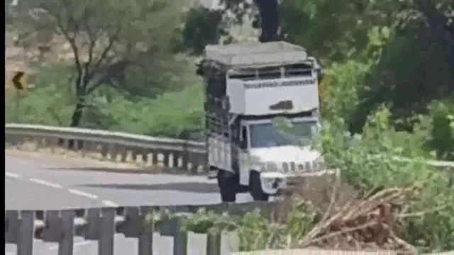 आटपाडीतील ट्राफिक पोलिसांवर आर्थिक वसुलीचा आरोप निलंबन न केल्यास पोलीस स्टेशन समोर होणार शेळ्या मेंढ्याचा बाजार 