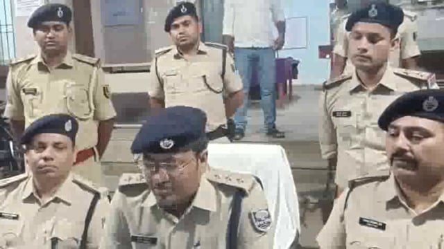 4 लाख 10 हजार रुपए चोरी मामले का पुलिस ने किया पर्दाफाश; सहित एक इनामी कुख्यात अपराधी को पुलिस ने किया गिरफ्तार 
