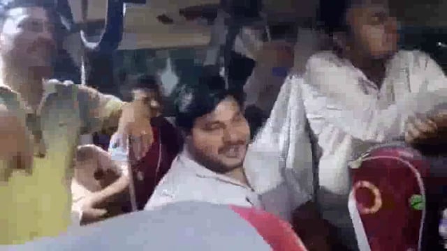 *निजीकरण का विरोध,दे दे प्यार दे*
बिजली विभाग के निजीकरण विरोध में बुलंदशहर से लखनऊ जा रहे जूनियर इंजीनियर्स रास्ते में बस की म्यूजिक दे दे प्यार दे गाने पर थिरकने लगें।लगातार महिला एसडीओ का नाम लेते रहे।मामले की गंभीरता देखते हुए विभाग ने अब जेई को सस्पेंड कर दिया है।