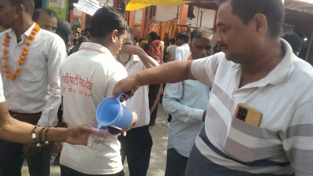 मां कालिका धाम में पूर्व क्षेत्र पंचायत सदस्य रवीन्द्र सिंह राजेश सिंह ने श्री महाराज से  पूजन कराके शरबत वितरण कराया 