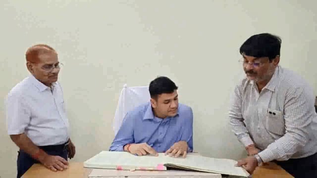 कलेक्ट्रेट स्थित कोषागार कार्यालय में पहुंचकर जिलाधिकारी गाजीपुर अविनाश कुमार द्वारा कार्यभार ग्रहण किया गया।