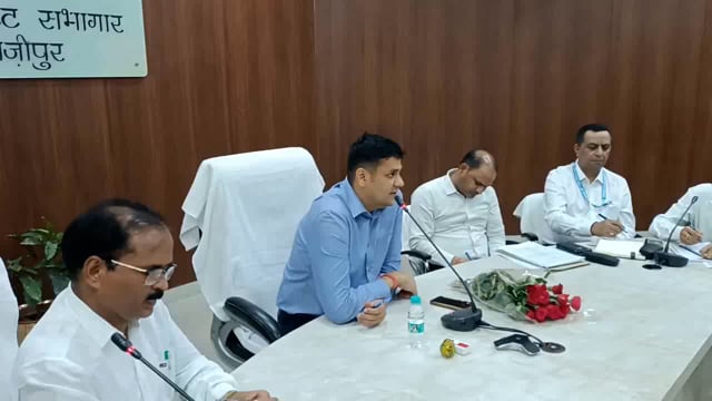 गाज़ीपुर कार्य भार ग्रहण करने के बाद जिलाधिकारी अविनाश कुमार ने अधिकारियों संग की बैठक