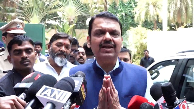 फडणवीस ने हाल ही में जम्मू और कश्मीर के पहलगाम हमले में मारे गए लोगों के परिजनों पर असंवेदनशील और मूर्खतापूर्ण टिप्पणियों की निंदा की है। फडणवीस ने कहा कि इस प्रकार के बयान मृतकों के परिजनों के जख्मों को कुरेदने वाले हैं और ऐसे शब्दों से उनके दर्द में और वृद्धि होगी#politics