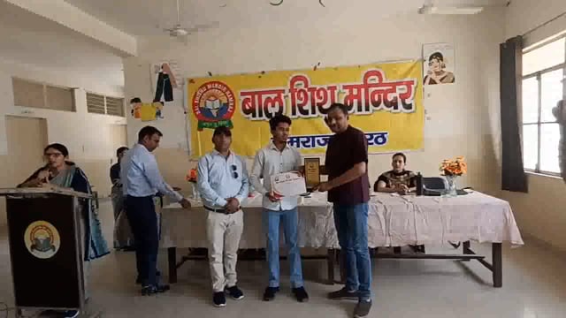 मेरठ बहसूमा क्षेत्र के बाल शिशु मंदिर में इंटरमिडिएट व हाई स्कूल में स्कूल का नाम रोशन करने पर अभिभावकों को बधाई एवं सम्मान किया गया।