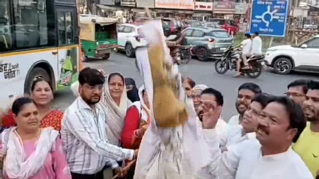 पहलगाम आतंकी हमले के विरोध में महिला कांग्रेस ने आतंकवाद का पुतला फूंका 