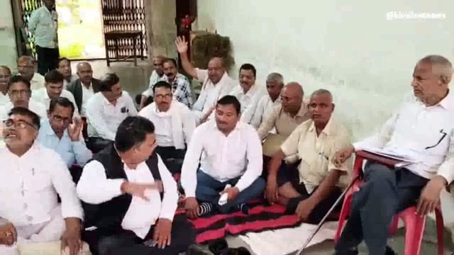 मधुबन तहसील के अधिवक्ताओं के समर्थन में उतरे घोसी तहसील के अधिवक्ता किया धरना-प्रदर्शन लगे नारे