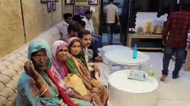 समाजसेवी डॉ संदीप के प्रयासों से रेहड़ी पटरी दुकानदारों को जल्द मिलेगा नया स्थान और बताया कि हर मुसीबत में आपके साथ हूं।