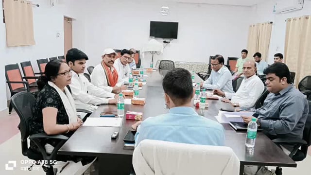 मान्यता प्राप्त राजनीतिक दलों के प्रतिनिधियों के साथ जिला पदाधिकारी ने की बैठक