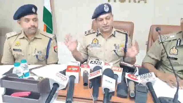 थाना ताजगंज क्षेत्र के रेस्तरां संचालक के भाई गुलफाम की हत्या के उपरांत विभिन्न सोशल मीडिया प्लेटफॉर्म पर भ्रामक करने 