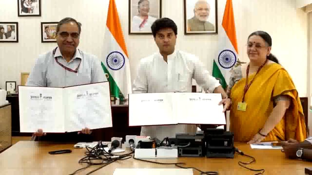 केंद्रीय मंत्री ज्योतिरादित्य सिंधिया ने डाक विभाग की नई पहल 'ज्ञान पोस्ट' का शुभारंभ किया#politics