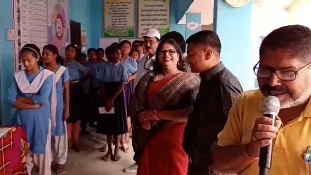 विद्यालय के छात्र-छात्राओं के द्वारा मतदान प्रक्रिया के तहत बाल सांसद प्रधानमंत्री का किया गया चुनाव