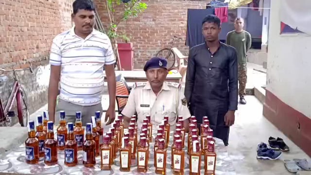52 बोतल विदेशी शराब के साथ दो तस्कर गिरफ्तार