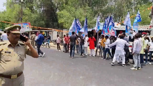 राहुल गांधी के पहुंचने के पहले भाजपा कार्यकर्ताओं ने राहुल गांधी का पुतला फूका संजय गांधी अस्पताल गेट नंबर 2 के पास -