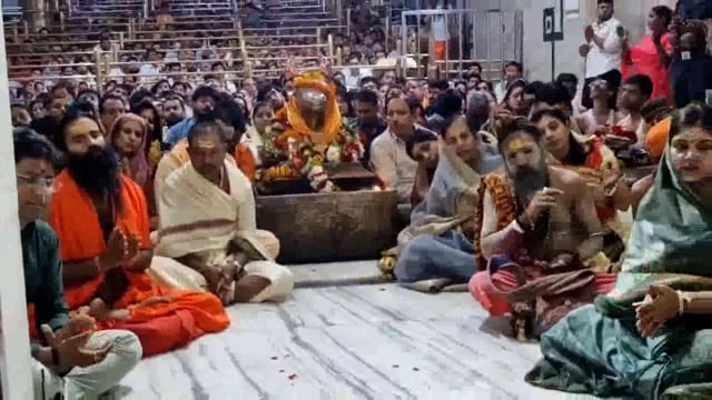 उज्जैन: बाबा रामदेव ने श्री महाकालेश्वर की भस्मारती में भक्तिमय उपस्थिति दर्ज करायी#latest_news