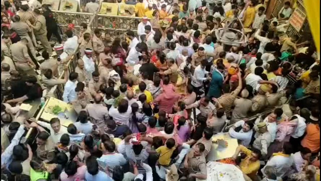 अक्षय तृतीया पर्व पर ठाकुर बांके बिहारी जी के चरण दर्शन को उमड़ा भक्तों का जनसैलाब, चप्पे-चप्पे पर पुलिस बल तैनात।