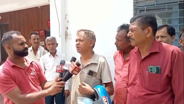 बिजनौर के धामपुर में अवैध पुलिया के निर्माण को लेकर एसडीएम धामपुर को ग्रामीणों ने ज्ञापन सोपा।