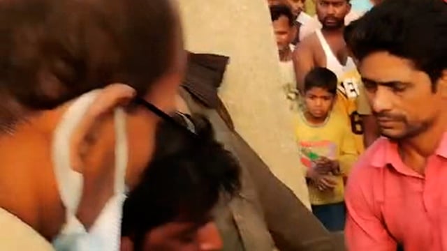 विद्युत पोल से लटकता मिला युवक का शव
अंबेडकर नगर सम्मनपुर थाना क्षेत्र के अंतर्गत गुरदासपुर सतरही गांव के किनारे एक विद्युत पोल से फांसी के फंदे से लटकता हुआ एक युवक का शव मिलने से क्षेत्र में सनसनी फैल गई युवक की पहचान सत्यम यादव पुत्र रामकीरत 20 बर्ष बताया जा रहा है पुलिस ने शव को पोस्टमार्टम के लिए भेज दिया है।