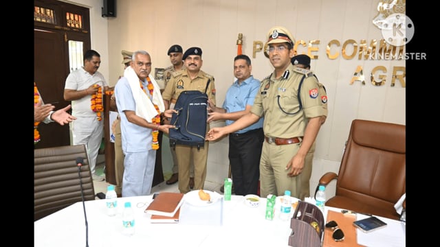 अधिवर्षता आयु पूर्ण कर  सेवानिवृत्त अधिकारी कर्मचारीगण को सीपी द्वारा आगरा दीपक कुमार जी सम्मानपूर्वक विदाई