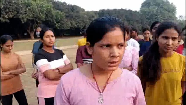 संसाधनों के अभाव में नौकरी की तलाश कर रहे हैं छात्र-छात्राएं।