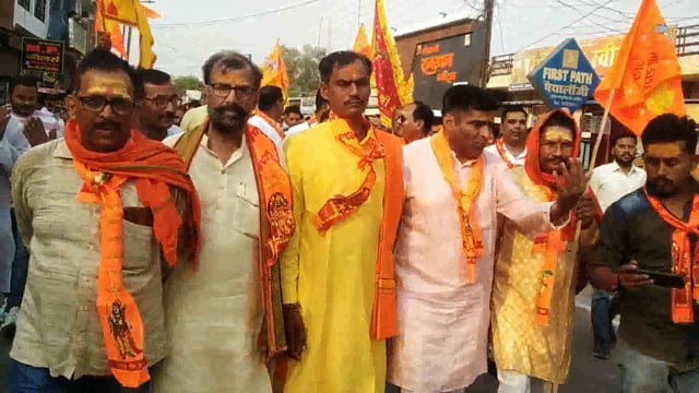 ब्राह्मण स्वाभिमान एकता मंच के राष्ट्रीय अध्यक्ष दिनेश तिवारी सगरा पीठाधीश्वर मौनी महाराज के नेतृत्व में निकली शोभायात्र