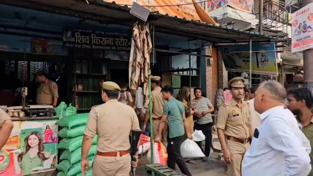 बुलंदशहर: उत्तर प्रदेश के बुलंदशहर जिले के सिकंदराबाद में चार बदमाशों ने दिनदहाड़े किराना व्यापारी सुरेश चंद को गोली मार दी। घटना के बाद व्यापारी की गंभीर हालत को देखते हुए उन्हें नोएडा रेफर कर दिया गया है।#police