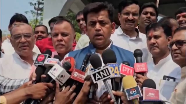 भाजपा सांसद और अभिनेता रवि किशन ने समाजवादी पार्टी और उसके प्रमुख अखिलेश यादव पर तीखा हमला बोला है। उन्होंने एक हाल ही में जारी पोस्टर को लेकर विवाद खड़ा किया है, जिसमें आधी तस्वीर डॉ. भीमराव अंबेडकर की और आधी अखिलेश यादव की है।#politics