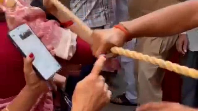 अक्षय तृतीया के अवसर पर मथुरा के प्रसिद्ध बांके बिहारी मंदिर में दर्शन के लिए आए एक श्रद्धालु को पुलिस के एक दारोगा द्वारा थप्पड़ मारने का मामला सामने आया है। घटना का वीडियो सोशल मीडिया पर तेजी से वायरल हो रहा है, जिससे जनाक्रोश फैल गया है।#police