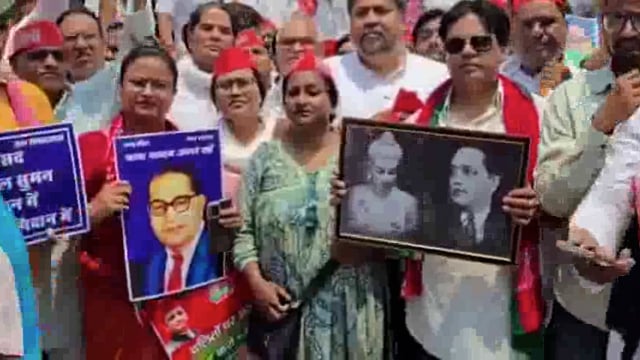 आगरा में रामजी लाल सुमन पर हुए हमले के विरोध में समाजवादी पार्टी (सपा) ने बड़ा प्रदर्शन किया। सपा के नेता और कार्यकर्ता पैदल मार्च करते हुए कलेक्ट्रेट पहुंचे। इस प्रदर्शन का नेतृत्व प्रदेश अध्यक्ष श्याम लाल पाल के निर्देश पर किया गया।#politics