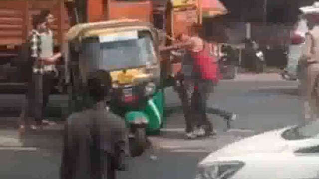 आगरा के एत्मादपुर क्षेत्र में स्थित बरहन चौराहा पर आज एक अजीबो-गरीब घटना घटी, जब बीच सड़क पर गुंडागर्दी का दृश्य सामने आया। वीडियो में देखा जा सकता है कि एक व्यक्ति मारपीट कर रहा था और उसके हाथ में एक डंडा था। यह घटना होमगार्ड के सामने हो रही थी, लेकिन वह खड़ा होकर इस अव्यवस्था को देखता रहा, और कोई कार्रवाई नहीं की#accident