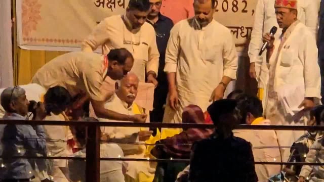 अक्षय तृतीया के अवसर पर संघ प्रमुख मोहन भागवत ने वाराणसी के शंकुलधारा पर आयोजित अक्षय कन्यादान महोत्सव में 125 कन्याओं का कन्यादान किया। यह कार्यक्रम सामाजिक समरसता और कन्याओं के सम्मान को बढ़ावा देने के उद्देश्य से आयोजित किया गया था।#politics