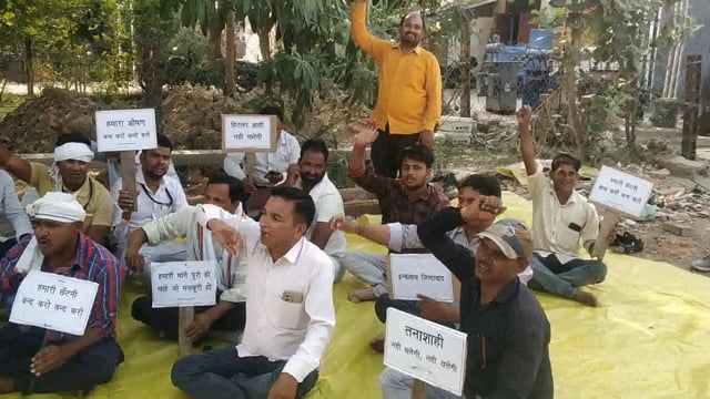 विद्युत उपकेंद्र अमेठी पर संविदा कर्मी छंटनी के आदेश के खिलाफ जिला महामंत्री अरूण मिश्रा के नेतृत्व में धरना प्रदर्शन कर