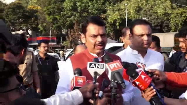 5फडणवीस ने सोमवार को हुतात्मा चौक पहुंचकर संयुक्त महाराष्ट्र आंदोलन के शहीदों को श्रद्धांजलि अर्पित#politics