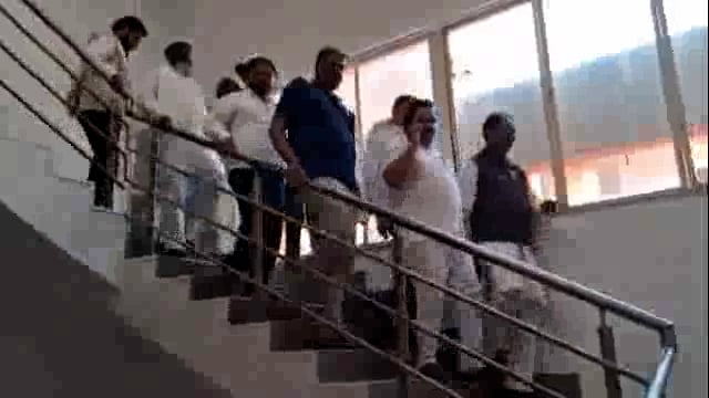 सामान्य रुग्णालयातील डॉक्टर शशिकांत देशपांडे यांना निलंबित करण्याची पालकमंत्र्याकडे मागणी