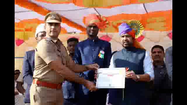 तालुका क्रीडा संकुलावर आमदार संजय बनसोडे यांच्या हस्ते ध्वजारोहण