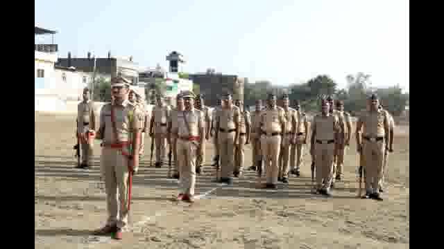 तालुका क्रीडा संकुलावर आमदार संजय बनसोडे यांच्या हस्ते ध्वजारोहण