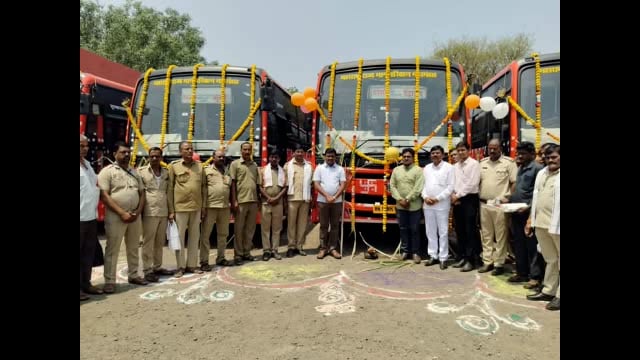 उदगीर आगारात पाच नव्या बसेस दाखल,उपजिल्हाधिकारी सुशांत शिंदे यांच्या हस्ते शुभारंभ