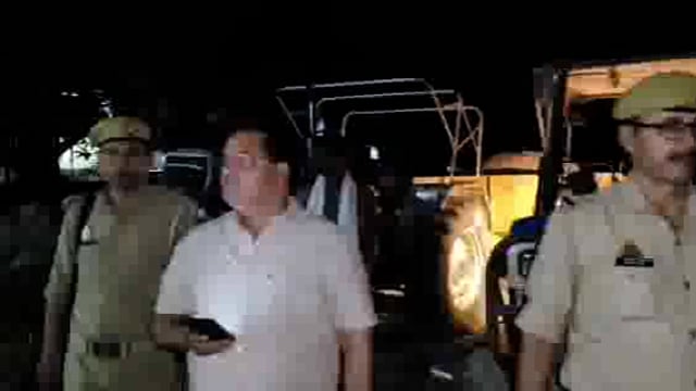 *अवैध खनन 
*अवैध खनन कार्यवाही - 3*

थाना मोतीगंज क्षेत्र अंतर्गत राजगढ़ में देर रात अवैध रूप से मिट्टी का खनन और परिवहन करते हुए तीन वाहनों—दो ट्रैक्टर-ट्रॉली और एक ट्रैक्टर लोडर—को पकड़ा गया। संबंधित टीम द्वारा इन वाहनों को जब्त कर अग्रिम विधिक कार्यवाही हेतु थाना मोतीगंज की सुपुर्दगी में दे दिया गया है।