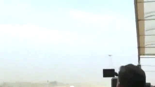 शाहजहांपुर, उत्तर प्रदेश – भारतीय वायुसेना ने उत्तर प्रदेश के गंगा एक्सप्रेसवे पर एक रणनीतिक अभ्यास के तहत लड़ाकू विमानों की उड़ान और लैंडिंग का प्रदर्शन किया। इस विशेष अभ्यास में वायुसेना के आधुनिक फाइटर जेट्स ने एक्सप्रेसवे को इमरजेंसी रनवे के रूप में प्रयोग किया।
#aeroplane