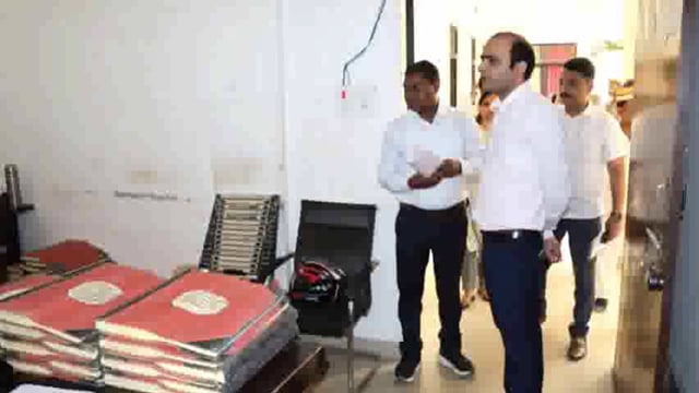 कलेक्टर के सीएचसी रानीगंज के औचक निरीक्षण से अधीक्षक की सिट्टी गुम,कई डॉक्टर मिले गायब, अस्पताल मे भारी खामियां पर कड़ी फटकार
बाइट डीएम शिव सहाय अवस्थी