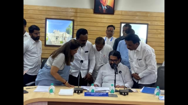 उदगीरची दूध डेअरी चालू करावी,कृती समितीचे पालकमंत्र्याना निवेदन