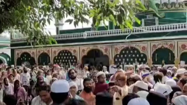 कलियर! दरगाह में जायरीनों ने जेब कतरे को पकड़ कर पीटा किया पुलिस के हवाले!