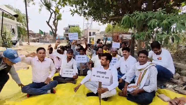 विद्युत उपकेंद्र अमेठी पर संविदा कर्मियों का दूसरे दिन धरना जारी जिला महामंत्री अरूण मिश्रा ने कहा अनवरत चलता रहेगा धरना