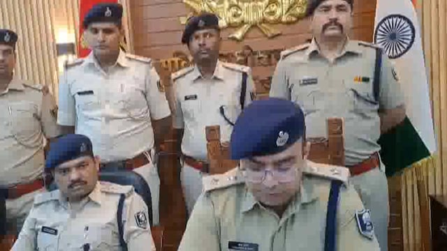 अपराध की योजना बना रहे एक गिरोह के पांच अपराधकर्मियों को अवैध हथियार, गोली चोरी के बाइक एवं मादक पदार्थ के साथ पुलिस ने गिरफ्तार करते हुए जिला के कई लूट कांडों का किया गया सफल उद्वेदन