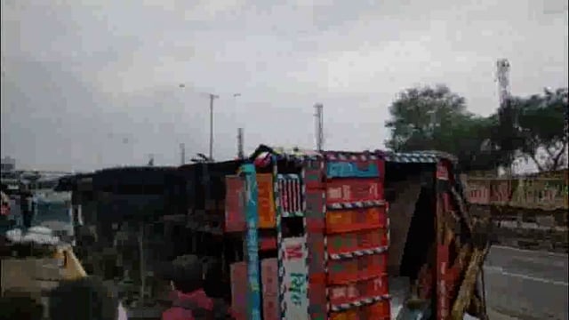 दिल्ली आगरा राष्ट्रीय राजमार्ग पर नयति के पास ट्रक ने बस में मारी टक्कर, ट्रक चालक घायल, अस्पताल में कराया भर्ती।